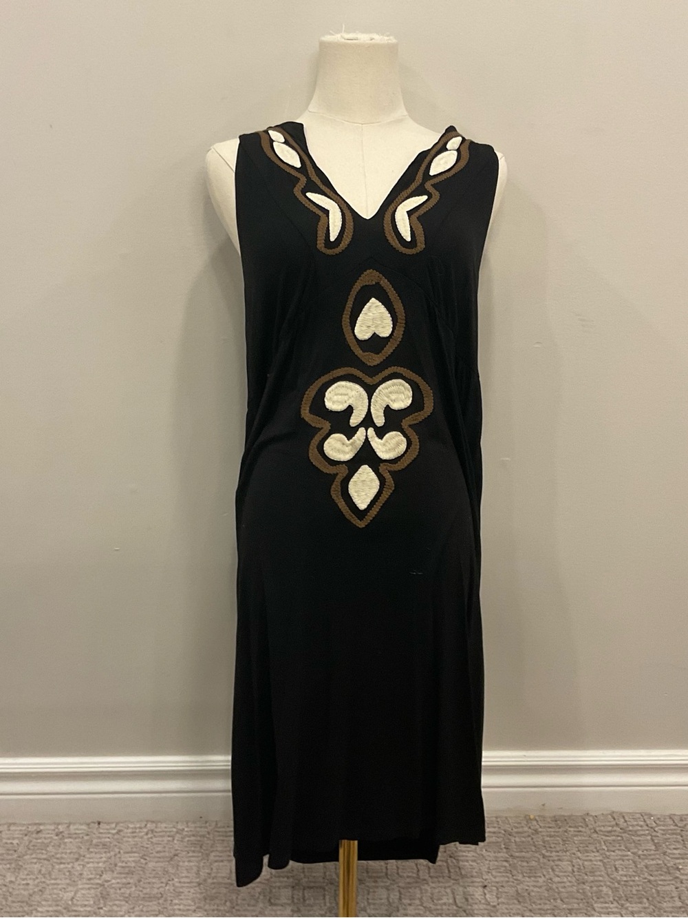 Black Sleeveless Embroidered Shift Dress - Elegant Neutral Accents